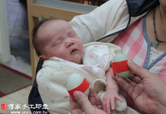 張寶寶(新北永和區嬰兒寶寶滿月剃頭理髮、免費嬰兒剃胎毛儀式吉祥話)。中國風會場，爸媽寶貝免費穿「日中韓」古裝禮服。專業拍照、DVD光碟、證書。★購買「臍帶章、肚臍章、胎毛筆刷印章」贈送：剃頭、收涎、抓周，三選一。 2015.10.31 照片4